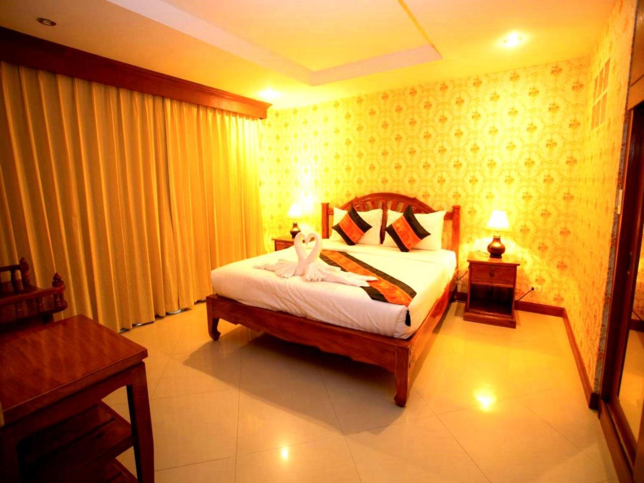 Punyapha Beach Villa Pattaya Exterior photo